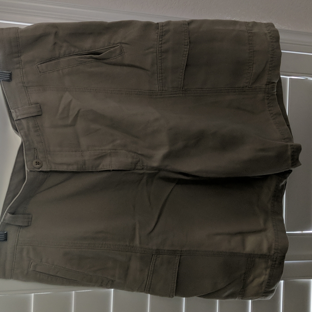 Tommy Bahama relaxed cargo shorts, size 36